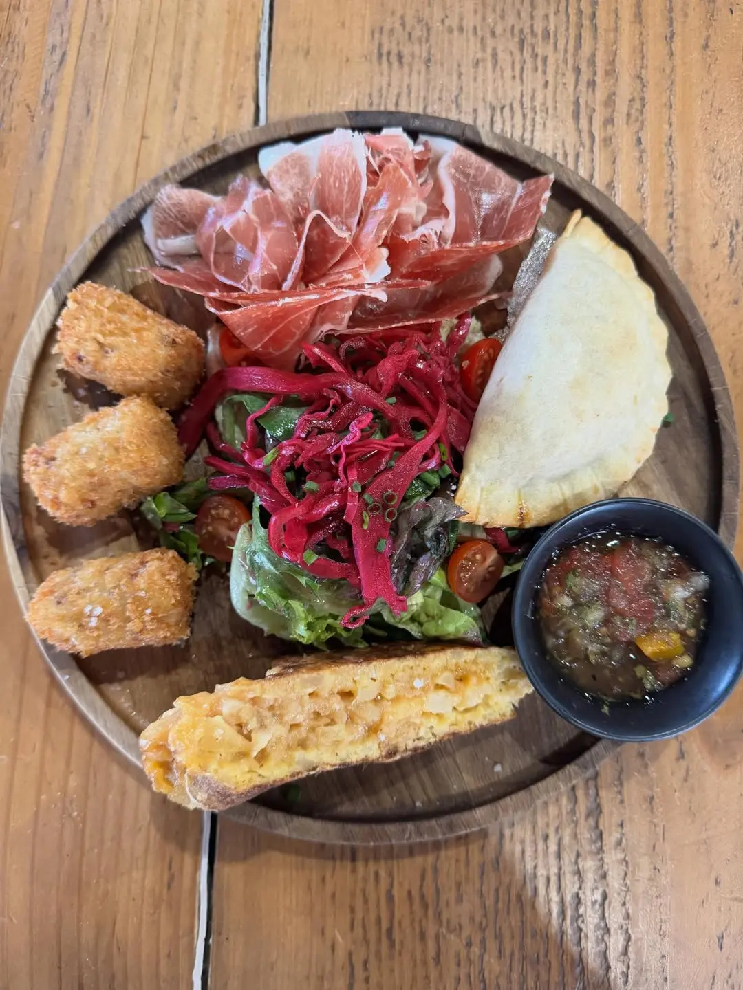 Intérieur restaurant convivial et bar à tapas La Leona proche Lyon