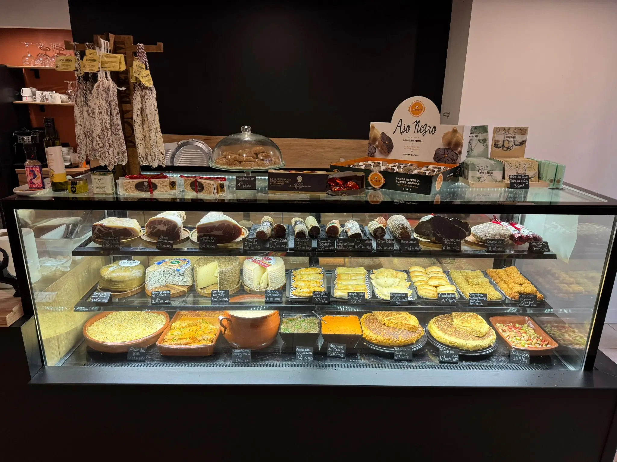 Découpe de jambon bellota et Pata Negra ibérique charcuterie fine La Leona